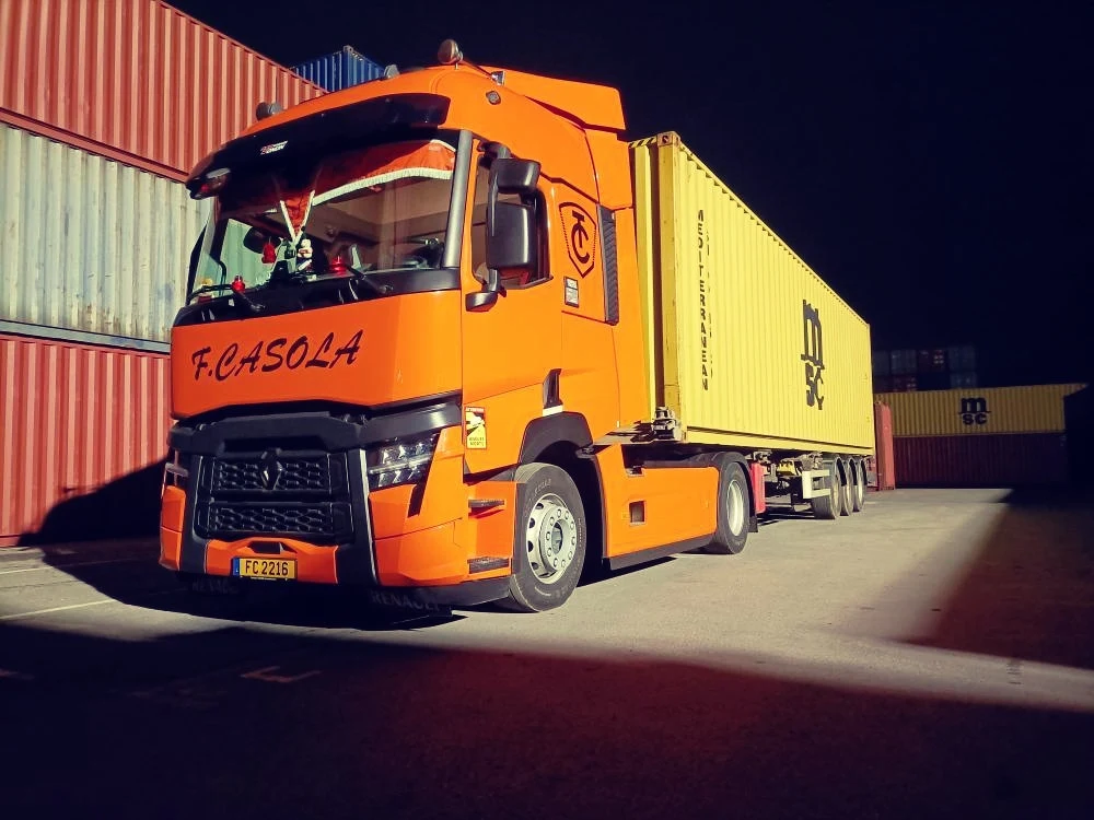 Camion poids lourd des Transports Casola utilisé pour le transport régional